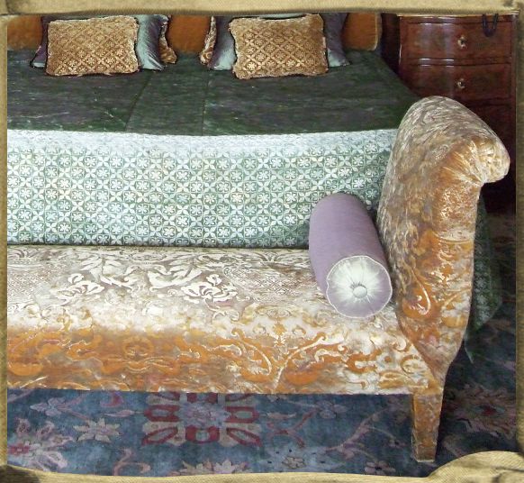 Bench and bed spread in silk velvet.
