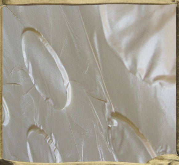 CIRCLES in Ivory Pompadour taffeta silk relief.